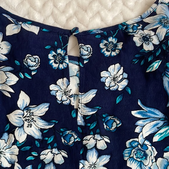 Forever 21 blue floral crop top. Size small - Picture 5 of 5